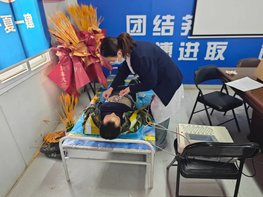 寧夏一建十五分公司健康護航暖人心 愛心義診筑防線