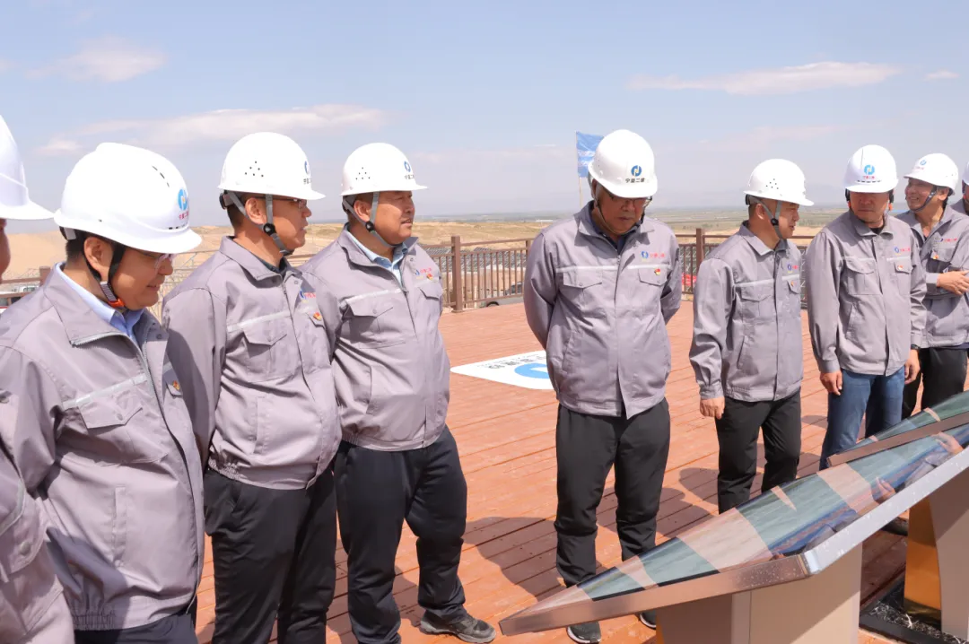 黨旗引航戰(zhàn)光伏 分秒必爭破難關——寧夏二建石嘴山市100萬千瓦光伏項目建設正酣